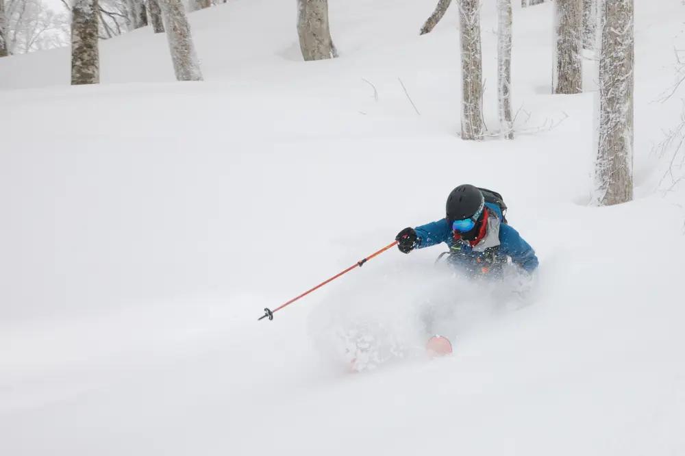 Skiløber i powdersne i Japan