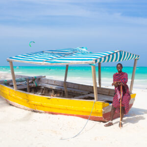 Mand på strand i Zanzibar