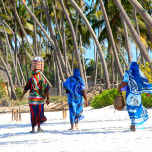 Kvinder på strand i Zanzibar