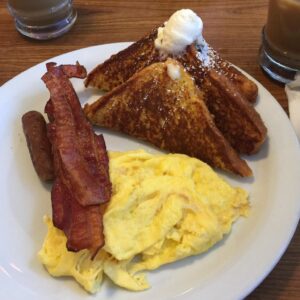 Morgenmad med æg, bacon, pølser og toast